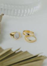 Load image into Gallery viewer, Signet Ring | Mother of Pearl