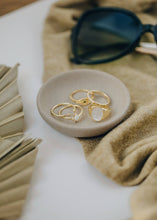 Load image into Gallery viewer, Signet Ring | Mother of Pearl