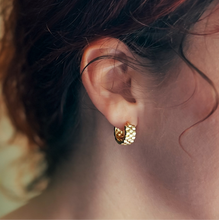 Load image into Gallery viewer, Geometric Huggie Hoop