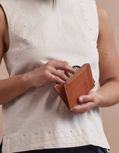 Load image into Gallery viewer, Lola's Purse l Cognac Classic Leather