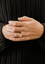 Load image into Gallery viewer, Signet Ring | Mother of Pearl