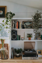 Load image into Gallery viewer, Appalachian Woodsmoke Candle