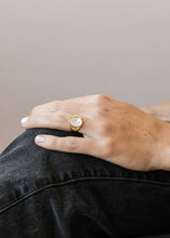 Load image into Gallery viewer, Signet Ring | Mother of Pearl
