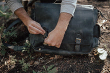 Load image into Gallery viewer, Sitka Leather Messenger l Black
