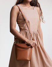 Load image into Gallery viewer, Bobbi Bucket Bag Midi | Cognac Classic Leather
