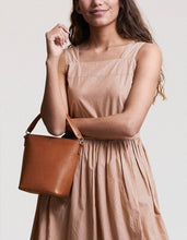 Load image into Gallery viewer, Bobbi Bucket Bag Midi | Cognac Classic Leather
