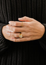 Load image into Gallery viewer, Signet Ring | Mother of Pearl
