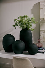 Load image into Gallery viewer, Konos Vase l Black
