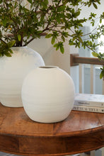 Load image into Gallery viewer, Konos Vase l White
