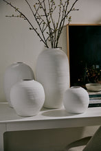 Load image into Gallery viewer, Konos Vase l White
