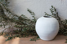 Load image into Gallery viewer, Konos Vase l White
